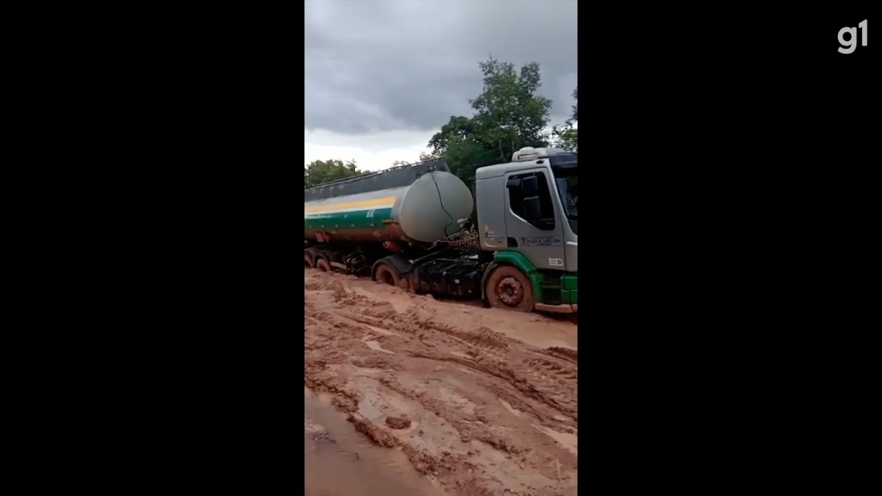 Caminhões ficam presos na lama em estrada para Taipas e precisam ser resgatados por máquinas; VÍDEO