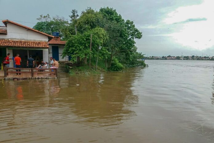 01.-cheia-do-rio-tocantins-inunda-propriedades-ribeirinhas-e-leva-moradores-a-abandonar-as-casas