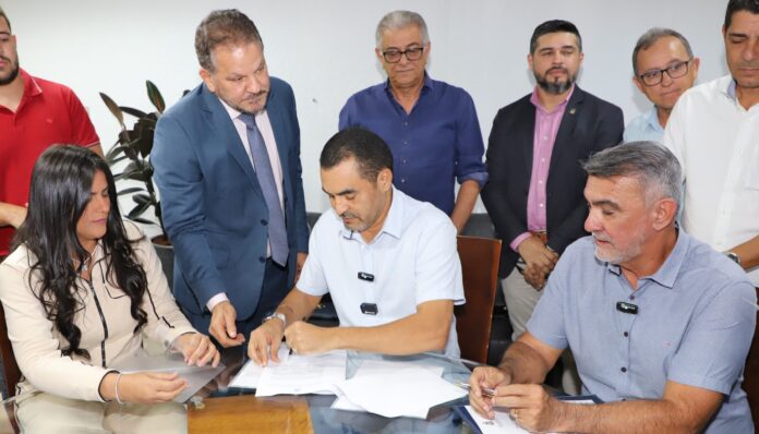 f2-governador-wanderlei-barbosa-durante-assinatura-transmissao-do-cargo-de-governador-para-o-presidente-da-aleto-amelio-cayres-foto-marcio-vieira-governo-do-tocantinsjpg-scaled