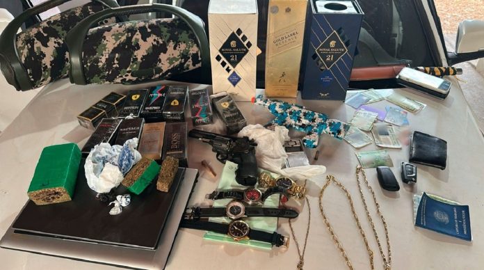 drogas-perfumes-bebidas-e-relogios-foram-apreendidos-na-operacao.