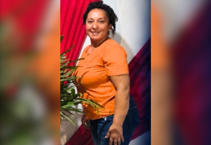 modelo-foto-fundo-borrado-14-