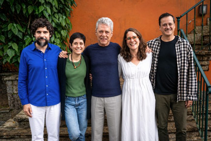 os-escafandristas-e-chico-barque-biscoito-fino-foto-isabela-espindola-1.jpg-1-