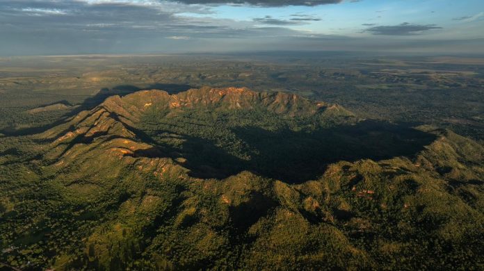 Meteorito que criou uma das maiores crateras do Brasil nem chegou a tocar o solo, explica geólogo